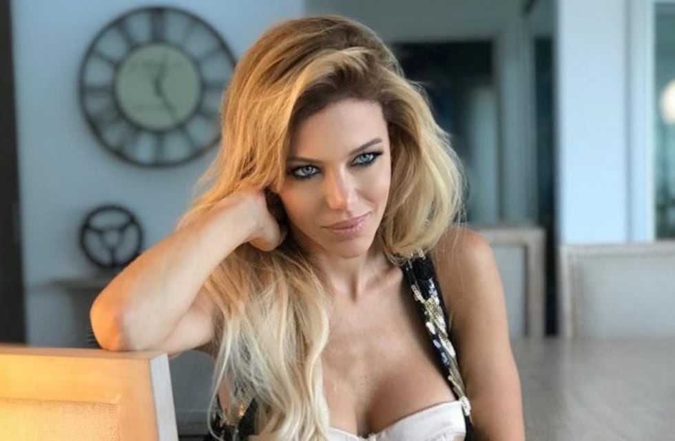 Evangelina Anderson se tiró de un tobogán acuático y casi se le ve todo