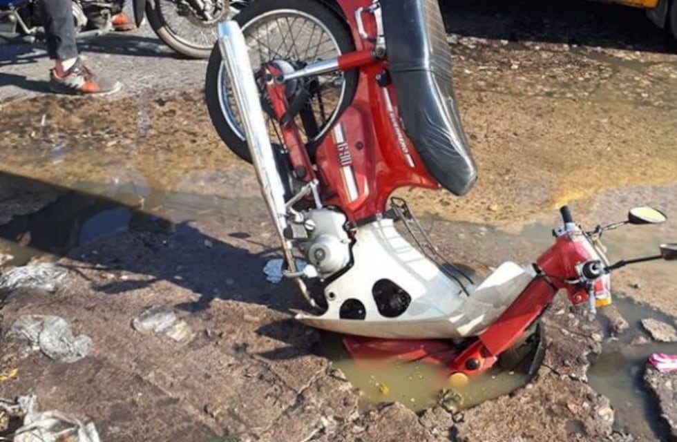 Más fiero que calle cordobesa: cayó con su moto en una cloaca y se empapó