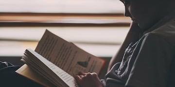 Niño leyendo\u002E (Foto: Pxfuel)