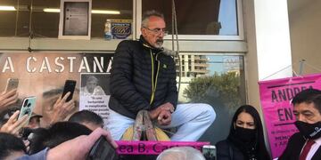 Cara a cara: el padre de Andrea Castana ante el Fiscal Ricardo Mazzuchi en Carlos Paz\u002E (Foto: VíaCarlosPaz)\u002E