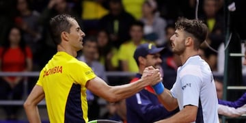 JJPANA2098\u002E BOGOTÁ (COLOMBIA), 06/03/2020\u002E- Juan Ignacio Londero (d) de Argentina saluda a Santiago Giraldo de Colombia luego de vencerlo este viernes en un partido de la serie entre Colombia y Argentina para la clasificación a la Copa Davis 2020 en el Palacio de los Deportes en Bogotá (Colombia)\u002E EFE/Mauricio Dueñas Castañeda