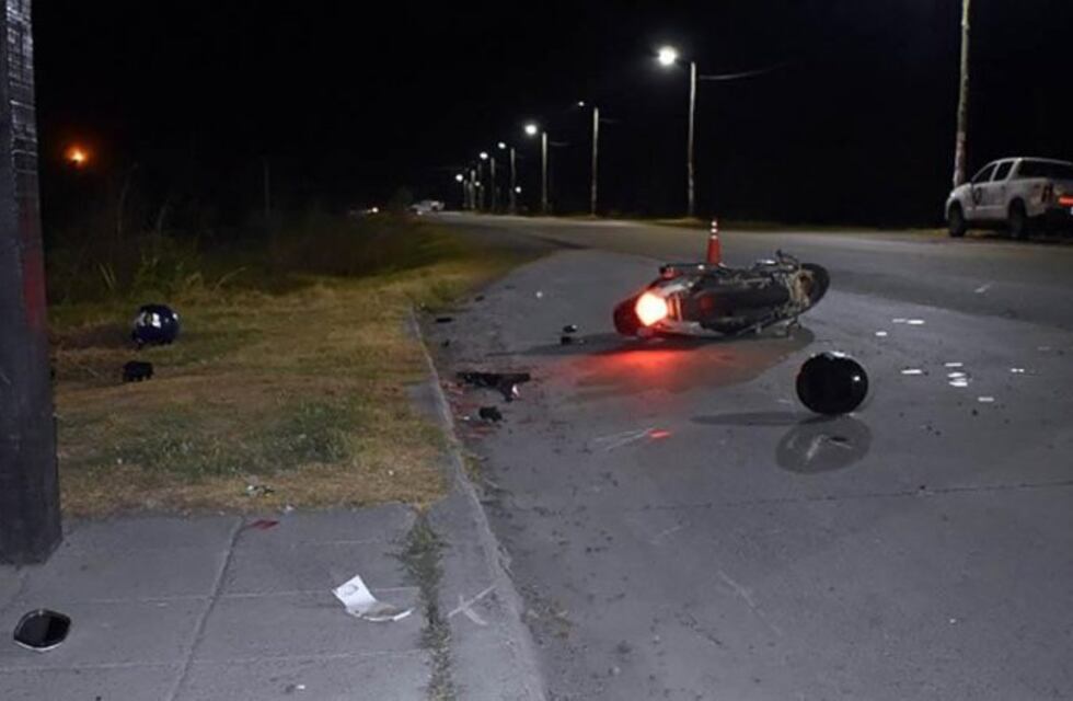 Chocaron dos motos y murió un joven en el ingreso a Pinares