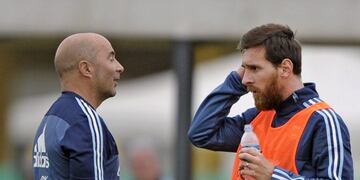 Argentina's forward Lionel Messi (R) talks with his coach Jorge Sampaoli during a training session in Ezeiza, Buenos Aires on August 28, 2017 AFP PHOTO / ALEJANDRO PAGNI buenos aires Jorge Sampaoli lionel messi entrenamiento practica de la seleccion argentina futbol futbolistas jugadores entrenando