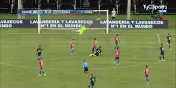 Casi termina en gol para la Argentina\u002E Disparo de Dybala y desvío de Bravo\u002E