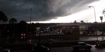 Desde la mañana el cielo se preparó para descargar la lluvia, también en Jardín América\u002E