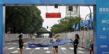 AME9029\u002E BUENOS AIRES (ARGENTINA), 31/12/2019\u002E- La argentina Chiara Mainetti gana en la rama femenina de la clásica carrera de San Silvestre este martes, en Buenos Aires (Argentina)\u002E Más de 11\u002E000 personas se reunieron este martes en el centro de Buenos Aires para despedir el año corriendo los ocho kilómetros de la clásica carrera de San Silvestre, que este año estuvo amenizada con grupos musicales para celebrar su décimo aniversario\u002E EFE/Aitor Pereira
