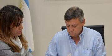 El gobernador chaqueño en el momento de firmar el proyecto de ley\u002E (Prensa Gobierno)