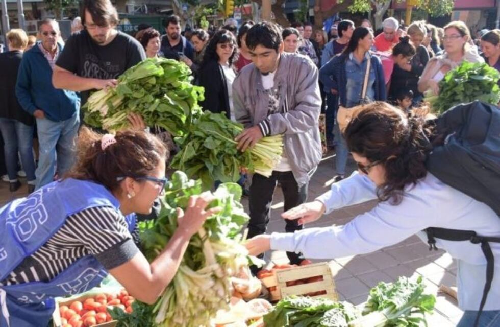 En reclamo a los recortes, organizaron un "verdurazo" y entregaron productos gratis