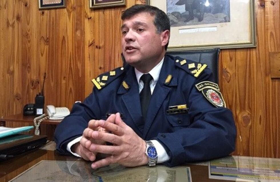 Separan a un jefe policial acusado de usar un auto oficial para vacacionar