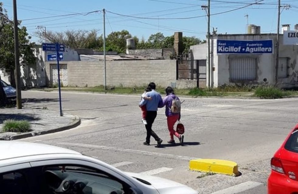 Gran gesto: un chofer se bajó del colectivo y ayudó a cruzar a una mujer y a su hijito