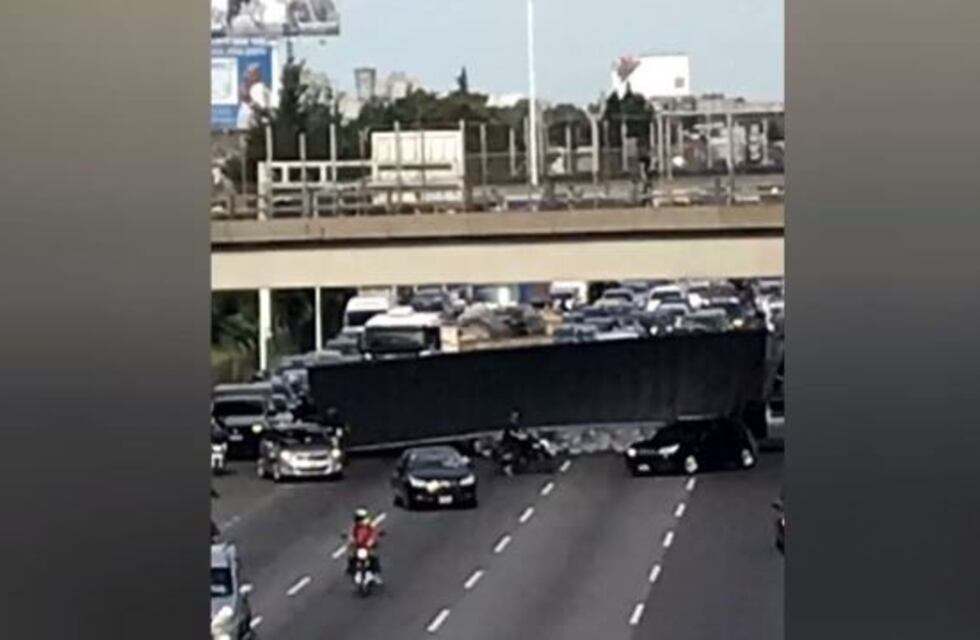 Volcó un camión en Acceso Oeste mano a Luján y dos personas resultaron heridas