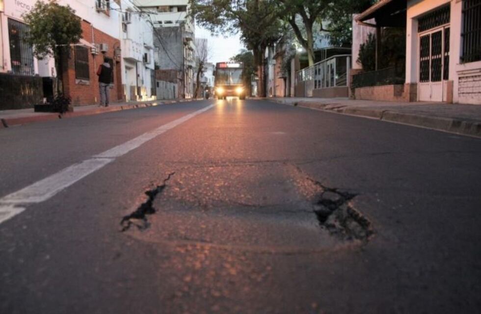 Advierten sobre graves daños en el asfalto de las calles correntinas