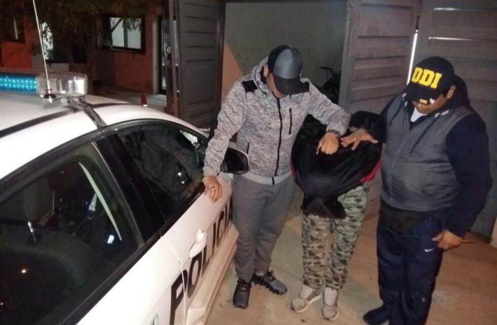 Para evitar que lo detuvieran le tiró piedras a la policía