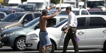 Organizaciones sociales cortan la Avenida 9 de Julio frente al Ministerio de Desarrollo Social en reclamo corte cortan avenida nueve de julio \r\nDYN10, BUENOS AIRES 16/12/2016, CORTE EN LA AV 9 DE JULIO POR RECLAMO DE ORGANIZACIONES SOCIALES FOTO:DYN/RODOLFO PEZZONI\u002E buenos aires protesta de organizaciones sociales y de izquierda reclamo en el ministerio de desarrollo social piden aumento y nacionalizacion de los programas de cooperativas