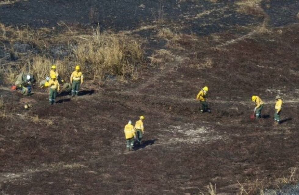 Bomberos de Colón y Concepción del Uruguay se suman a los brigadistas que intentan sofocar los incendios de las Islas del Delta