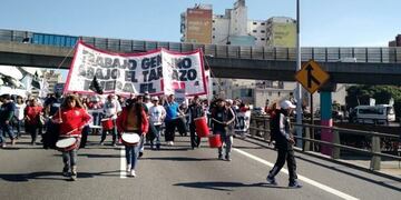 Este mediodía hubo tensión en la autopista 25 de Mayo por un piquete\u002E