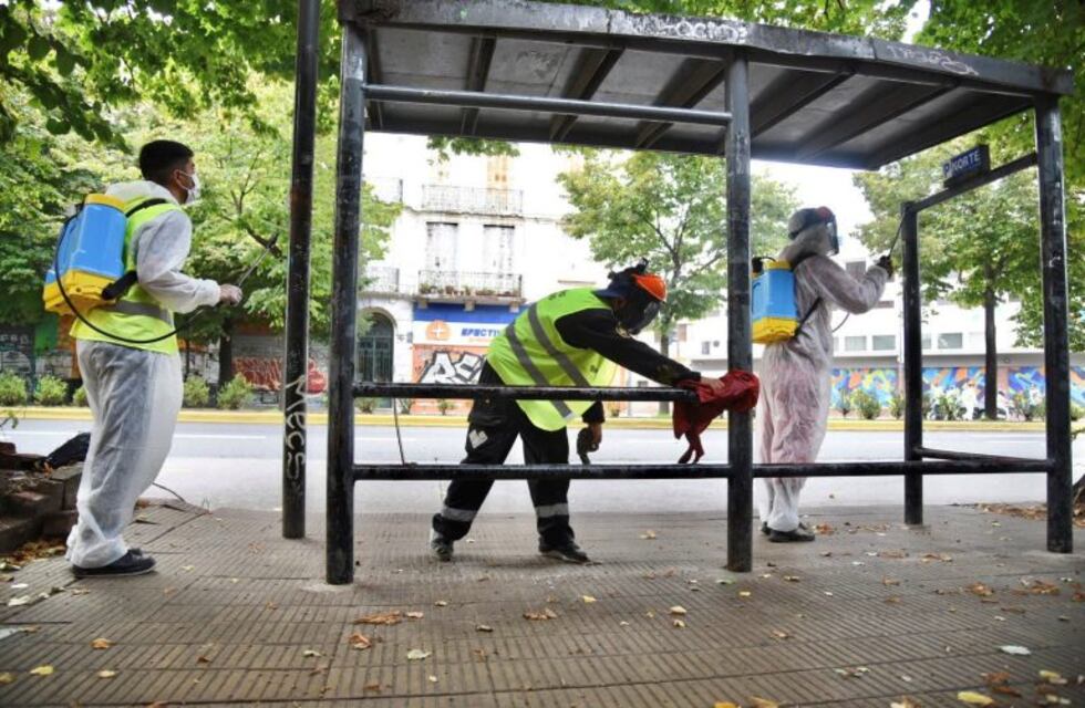 Coronavirus: desinfectan vías peatonales, cajeros automáticos y paradas de micros
