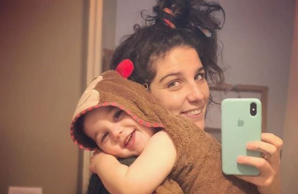 Juana Repetto se sacó una foto amamantando a su hijo mientras estaba en el inodoro