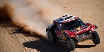 TOPSHOT - Mini's Spanish drivers Carlos Sainz and co-driver Lucas Cruz compete during the Stage 4 of the Dakar 2020 between Neom and Al-Ula, Saudi Arabia, on January 8, 2020\u002E (Photo by FRANCK FIFE / AFP)
