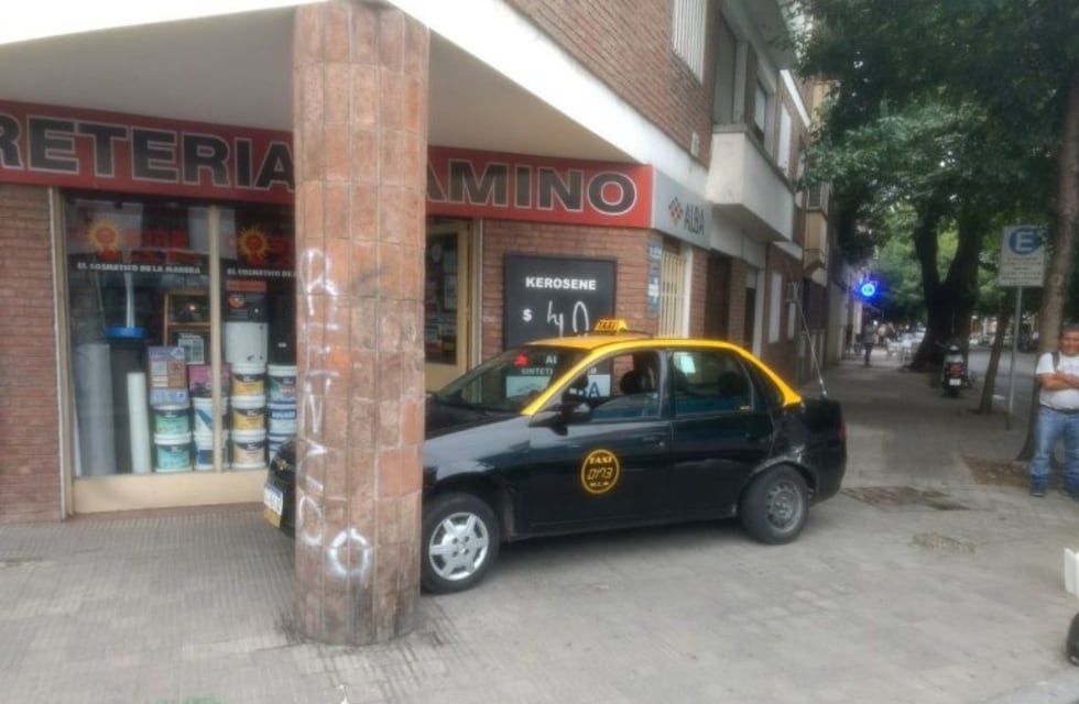 Un taxista se estrelló contra una ferretería luego de chocar con una motocicleta