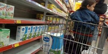 Comienza a escasear la leche larga vida en las góndolas rosarinas