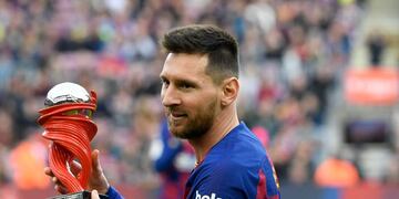 Lionel Messi con el premio al mejor jugador de La Liga de la temporada pasada (Foto: Lluis Gene/AFP)