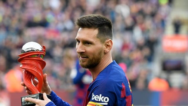 Lionel Messi con el premio al mejor jugador de La Liga de la temporada pasada (Foto: Lluis Gene/AFP)