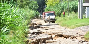 En calle De Los Latinos al 7\u002E000 de barrio Los Boulevares 10 fábricas quedaron incomunicadas tras las lluvias\u002E (El Doce TV)