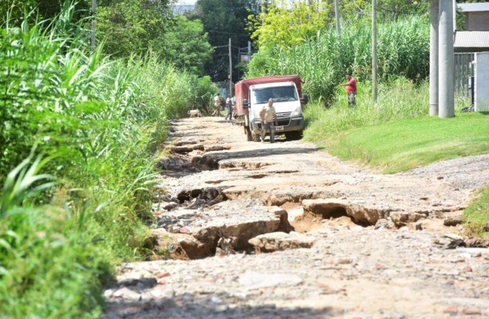 Una decena de fábricas no pueden trabajar por el estado deplorable de una calle