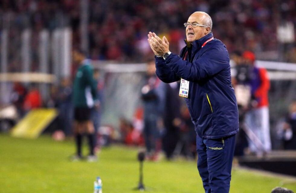 El DT de Ecuador fue suspendido y no dirigirá ante la Argentina