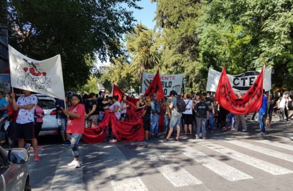 Organizaciones sociales protestan por los despidos en Mendoza