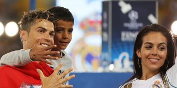 Kiev (Ukraine), 26/05/2018\u002E- Cristiano Ronaldo of Real Madrid and his son Cristiano Ronaldo Jr\u002E and girlfriend Georgina Rodriguez celebrate after the UEFA Champions League final between Real Madrid and Liverpool FC at the NSC Olimpiyskiy stadium in Kiev, Ukraine, 26 May 2018\u002E Madrid won 3-1\u002E (Liga de Campeones, Ucrania) EFE/EPA/ARMANDO BABANI kiev ucrania campeonato torneo champions league copa liga campeones uefa europea futbol futbolistas partido final real madrid liverpool