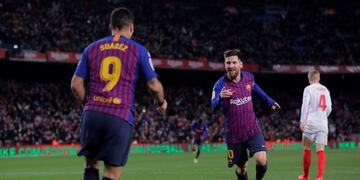 Messi celebra el gol con su amigo el goleador Luis Suarez (AP)