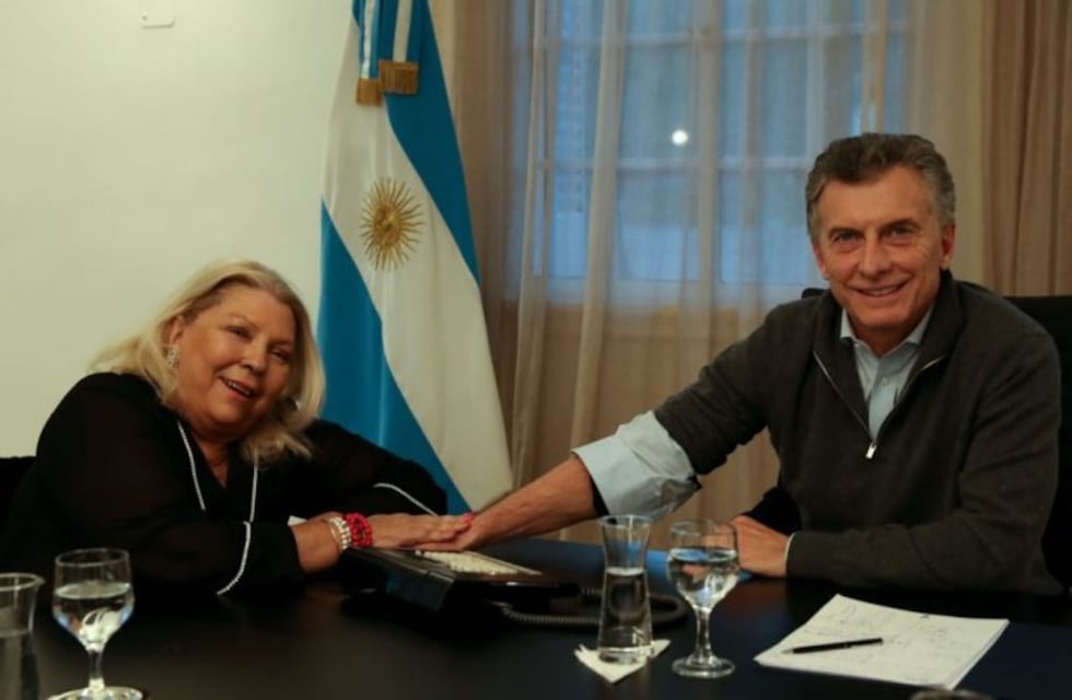 Elisa Carrió: "Vamos a vivir seis meses difíciles, pero en helicóptero no nos vamos"