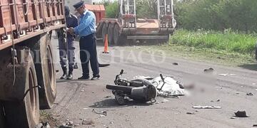 Murió un docente en un choque entre una moto y un camión\u002E (Foto: Diario Chaco)
