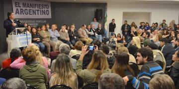 Duros cuestionamientos de Capitanich a sus adversarios electorales\u002E (Prensa Manifiesto Argentino)