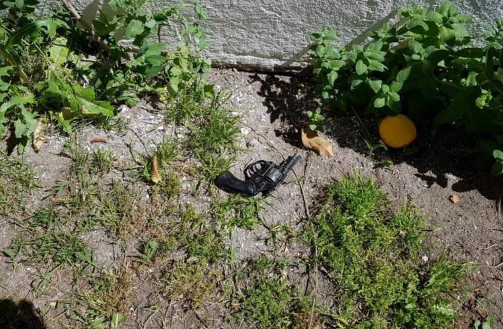 En Punta Alta un vecino encontró un arma en el patio de su casa