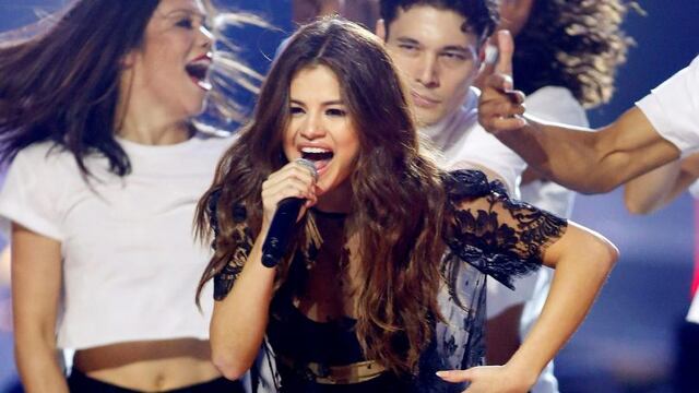 Singer Selena Gomez performs during We Day California in Inglewood, California, April 7, 2016. REUTERS/Danny Moloshok/File Photo eeuu california Selena Gomez celebracion festival we day musica festivales