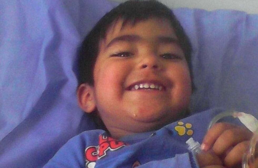 Perseguía a un perro, resbaló y cayó a un canal: lo salvó un vecino