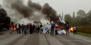El conflicto continúa en Vassalli y los trabajadores protestaba sobre ruta 33\u002E (TDC Regional)