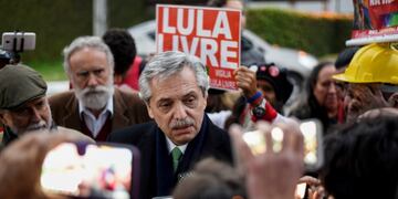 Alberto Fernández, candidato a presidente por el Frente de Todos, durante su última visita al expresidente de Brasil, Lula da Silva, en julio de 2019\u002E Crédito: Henry Milleo/dpa\u002E