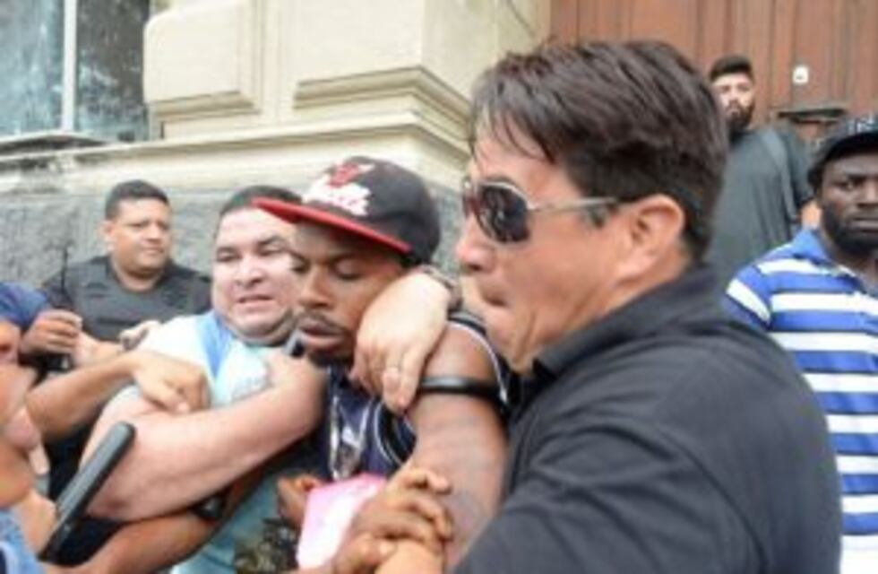 La Policía detuvo a cinco manteros, levantó el corte en Pueyrredón, pero persiste el reclamo