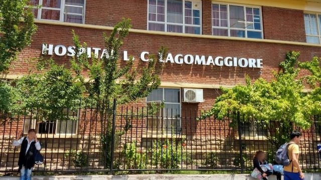 Una adolescente de 17 años, que estaba junto a la víctima fatal, fue internada en el Hospital Lagomaggiore con heridas de bala en sus dos piernas.