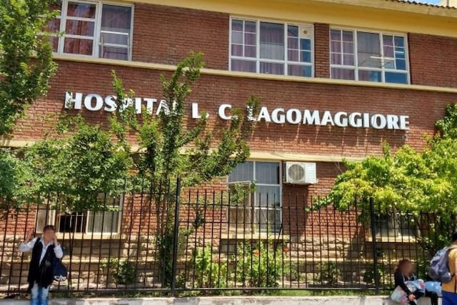 La víctima fue asaltada por un hombre que abordó el vehículo (como pasajero) en la puerta del Hospital Lagomaggiore; y hasta el mismo hospital regresó el taxista, ya herido de gravedad.