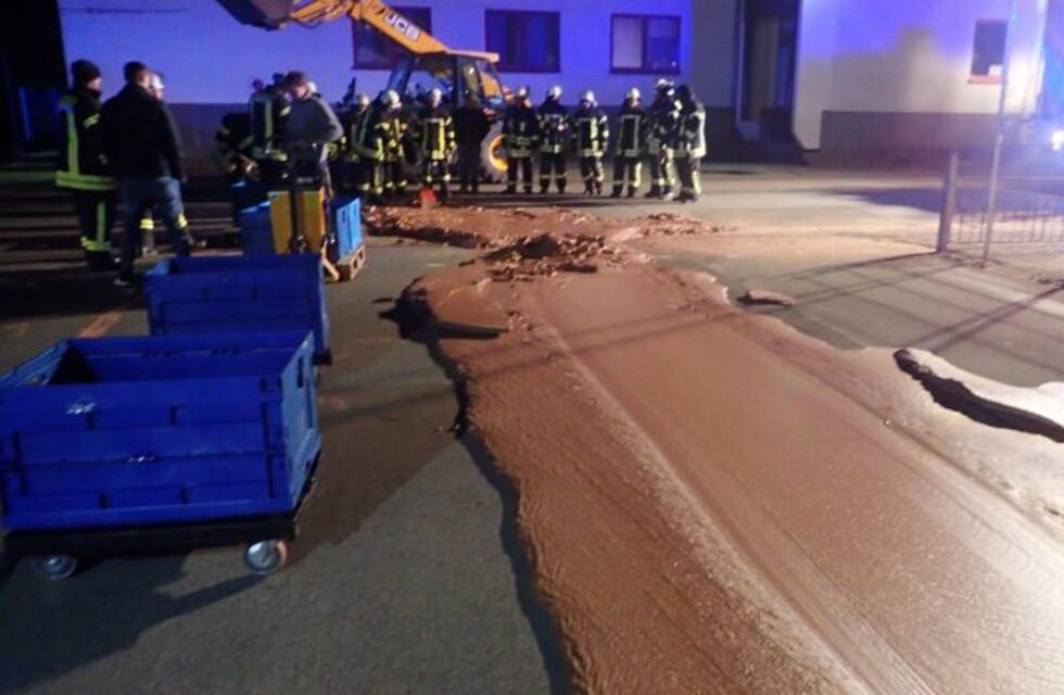 Un derrame en una fábrica de bombones deja un río de chocolate