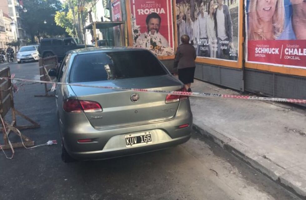 Robaron un auto en pleno centro, golpearon salvajemente al conductor y chocaron