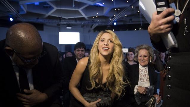 WEF18 DAVOS (SUIZA), 16/01/2017.- La cantante colombiana y embajadora global de UNICEF, Shakira (c), a su llegada a la ceremonia del premio en la vu00edspera de la 47 Reuniu00f3n Anual del Foro Econu00f3mico Mundial (WEF), en Davos Suiza, hoy, 16 de enero de 2017. El