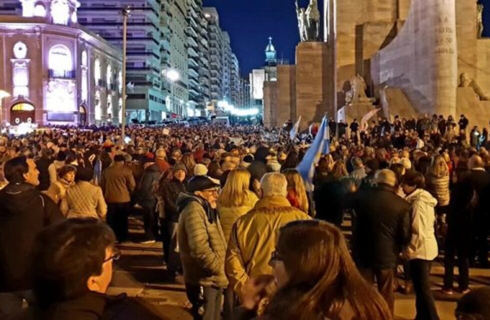 Rosarinos se concentraron en el Monumento para pedir el desafuero de Cristina