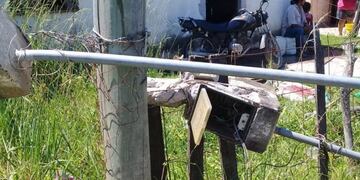 Dos postes y pilares fueron destrozados por un camión\u002E (Web)\u002E