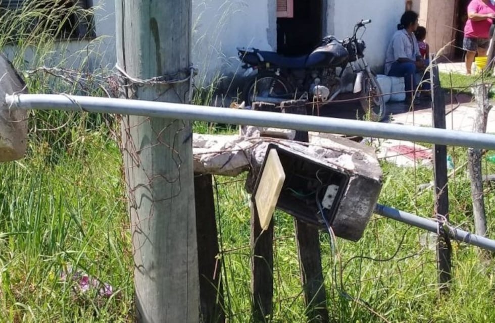 Dos postes y pilares fueron destrozados por un camión